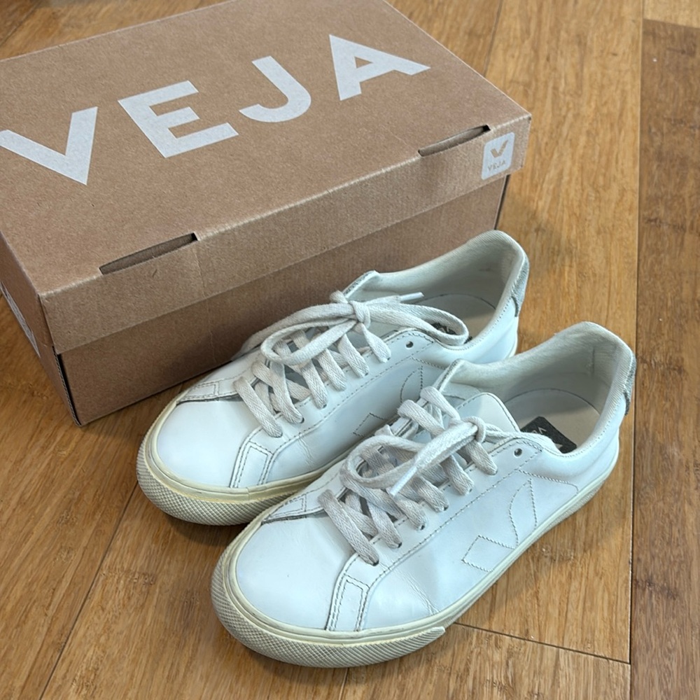 Veja URCA the classic white, good condition